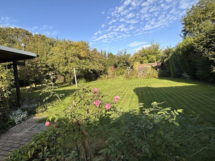 Vrijstaande eengezinswoning in Bargteheide met zelfstandige woonruimte en bouwgrond - zonder makelaarskosten – Garten Hauptwohnung
