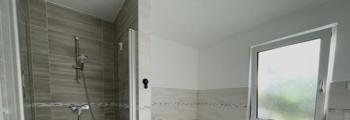 Bad mit Badewanne und Dusche