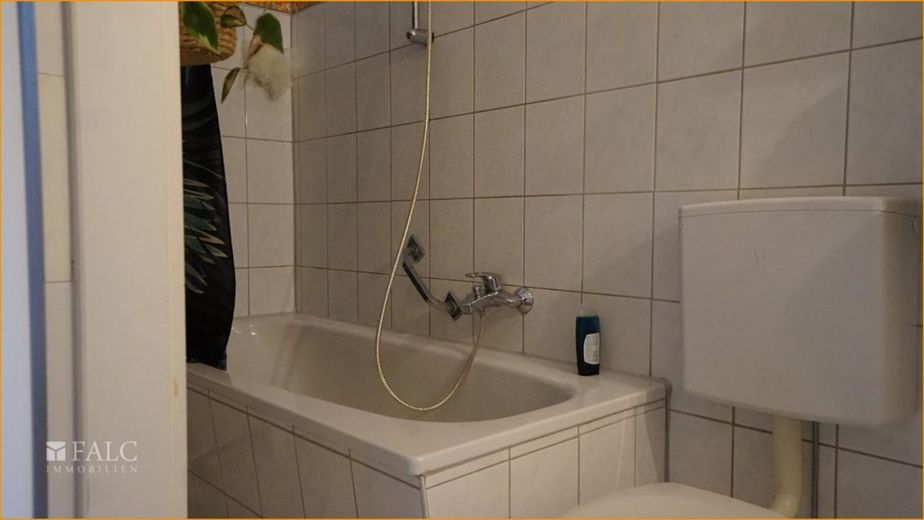 Ein Bad mit Wanne