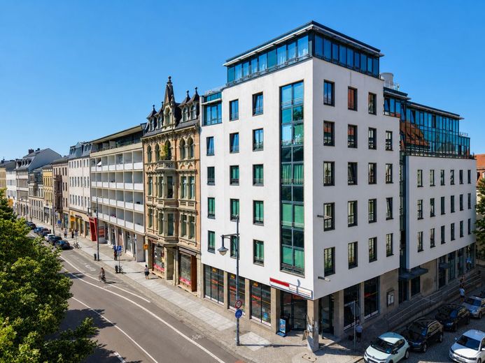 Attraktive Einzelhandels- und Ausstellungsfläche mit großzügiger Schaufensterfront – Hausansicht
