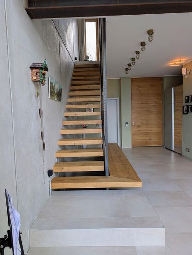 Hochwertiges Architektenhaus im Bauhausstil – Saarbrücken-Ensheim – Aufgang von EG zu OG