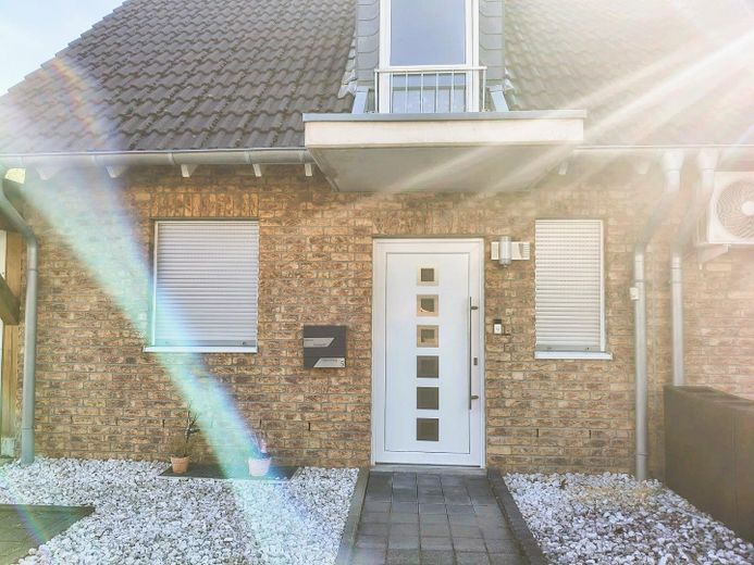 Familienfreundliche und gehobene Doppelhaushälfte mit Erdwärme und ohne Provision – Haupteingang