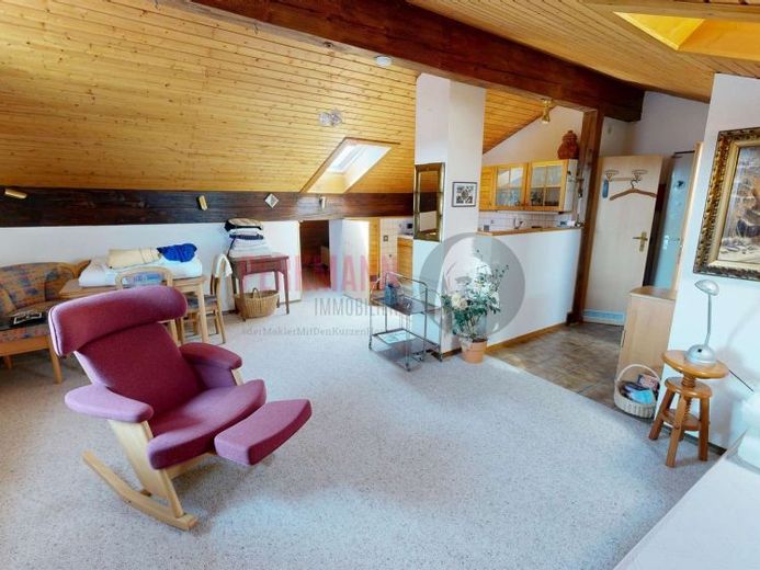 Bezugsfreie 1 Zimmer Dachgeschosswohnung im Grünen mit Stellplatz – Foto 1