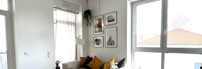 Modern 3-room apartment with 2 balconies, high ceilings and more. – Wohnzimmer