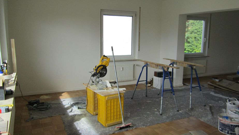 Zentrale ruhige 4,5-Zimmer-Wohnung mit großem Balkon 1. OG in Herrenberg Ziegelfeld von privat – Wohnzimmer