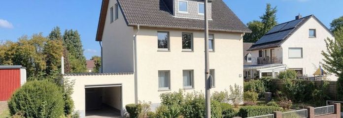 Charmantes Raumwunder mit Potenzial – großzügiges Wohnhaus mit Garten & Garage auf Erbbaugrundstück