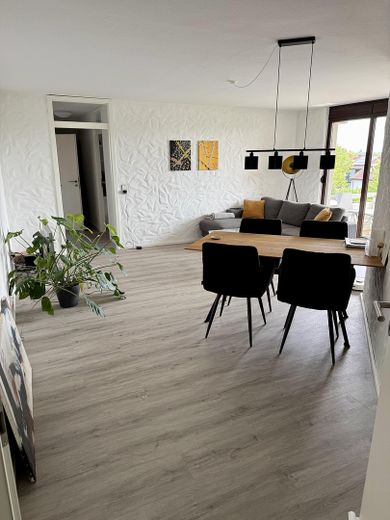 Modernisierte 2-Zimmer-Wohnung mit Balkon, Einbauküche und Tiefgaragenstellplatz – Wohnzimmer