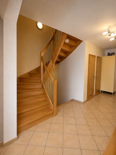 Affascinante, spaziosa casa unifamiliare in posizione centrale a 65779 Kelkheim Münster – EG Treppenhaus