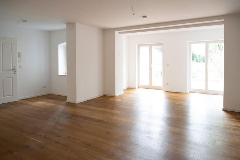 Rarität! Barrierefreie Gartenwohnung in Neobarock-Villa! – Wohnen / Flur