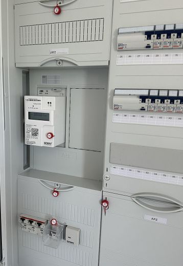 Top Kernsanierte 3-Zi.-Wohnung | Erstbezug | Aufzug | Garage – Neue Elektroinstallation