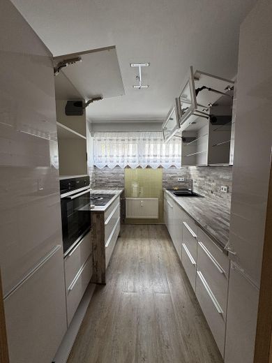 4-kamerappartement op de begane grond met balkon, garage en gebruik van de tuin in rustige ligging, Haibach – Küche