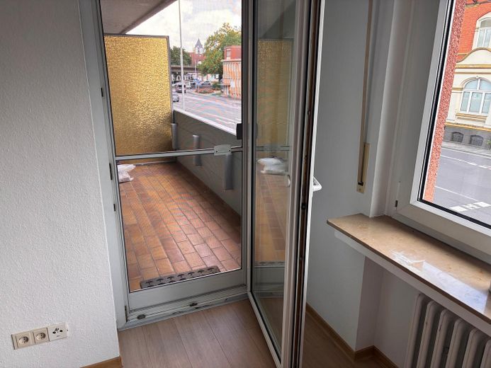 3 Zimmer Wohnung in zentraler Lage – Wohnzimmer Balkon