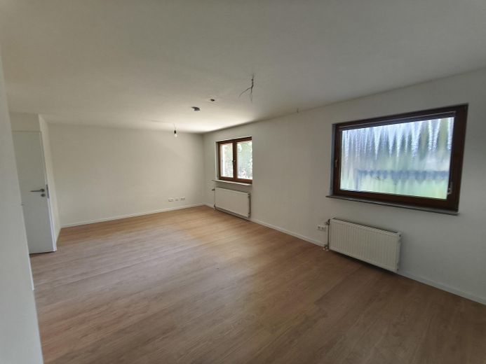 High-quality, bright & perfect for working from home: well-maintained 4-room apartment in Eutingen – Wohnzimmer