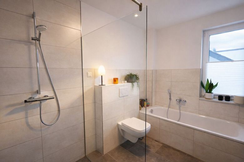 Barrierefreie moderne Eigentumswohnung mit Balkon – Badezimmer