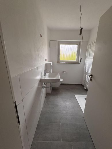 Eerste bewoning na grondige renovatie: lichte 3-kamerwoning met inbouwkeuken, balkon & garage – Bad (fast fertig gestellt)
