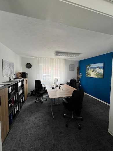 Mehrgenerationenhaus mit zwei Wohneinheiten, Garten und Pool – Wohnzhimmer EG /derz. Büro