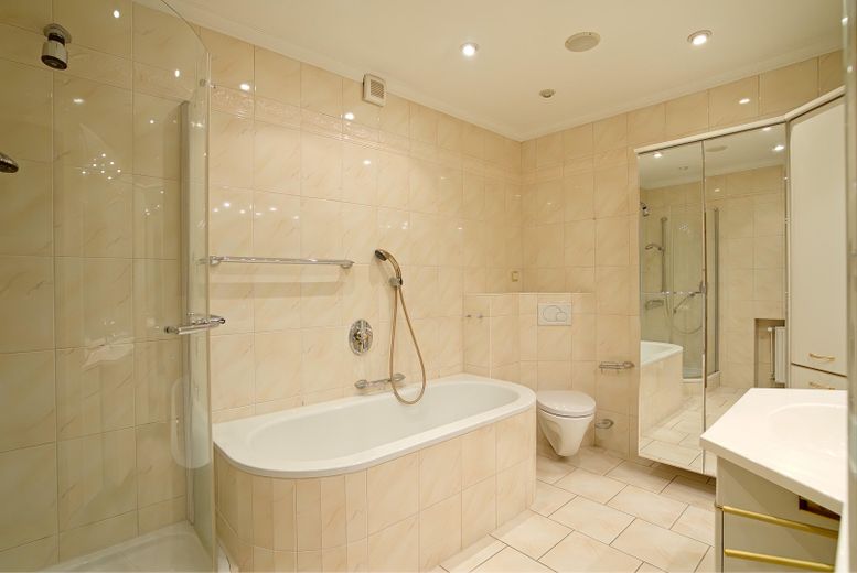 Ruhige EG-Wohnung (unmöbliert) mit Garten in Bad Bevensen – WC, Blick vom Eingang