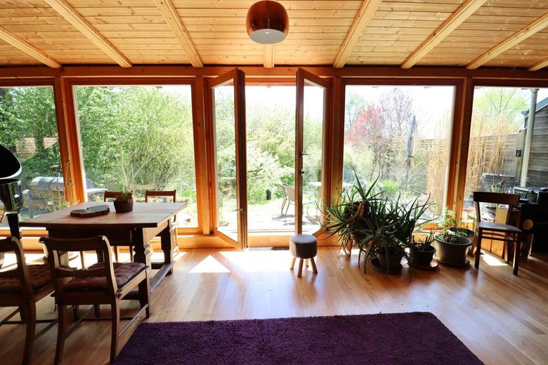 Wohnzimmer mit Ausgang Terrasse 1