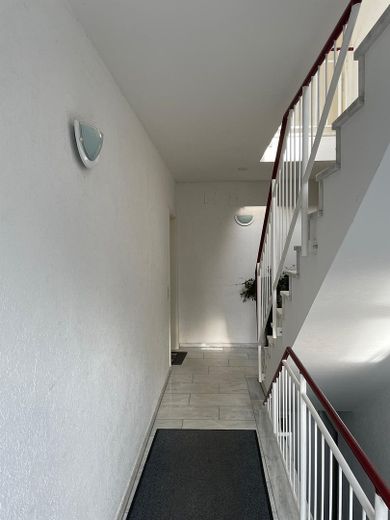 Moderne 3-Zi.-EG-Wohnung mit Blick übers Tal in Heppenheim-Kirschhausen – Hausflur Richtung Wohnung