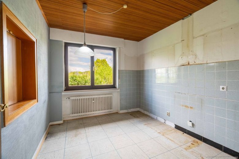 Freistehendes Familienhaus am Landschaftsschutzgebiet - Ruhe, Natur &amp; Potenzial – Küche mit Durchreiche