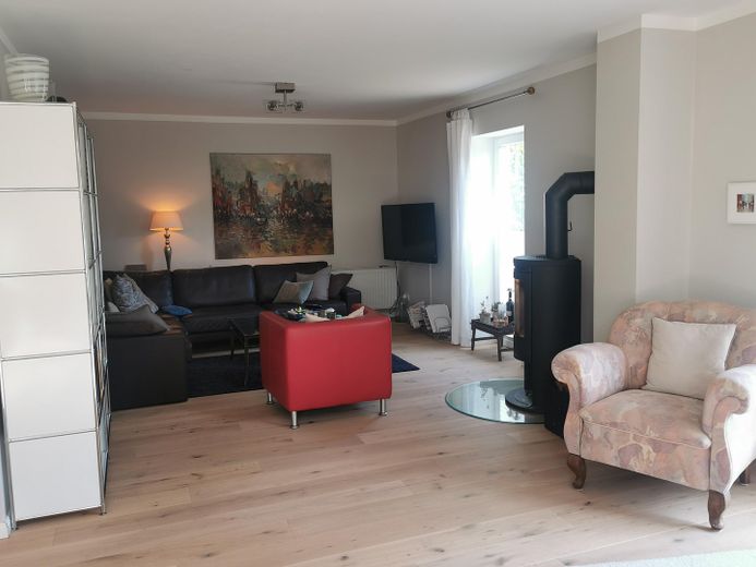 Wohnzimmer Couch und Sessel