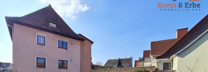 Zweifamilienwohnhaus mit großer Terrasse, Doppelgarage und Scheune mitten in Steinau