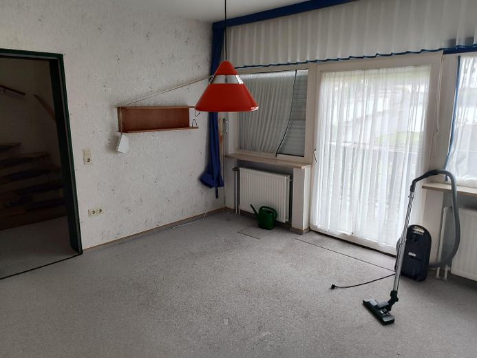 Reihenendhaus mit großem Garten, Voll-Keller, Isolierter,großer Dachboden und zwei Garagen – Großes Kinderzimmer-Balkon