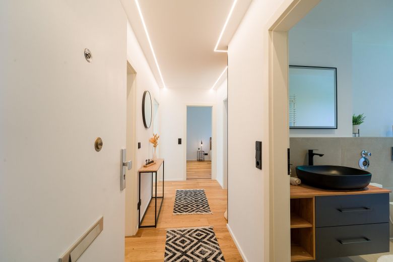 Primera ocupación tras una renovación de alta calidad – moderno piso de 3 habitaciones con balcón orientado al sur – Eingangsbereich Flur