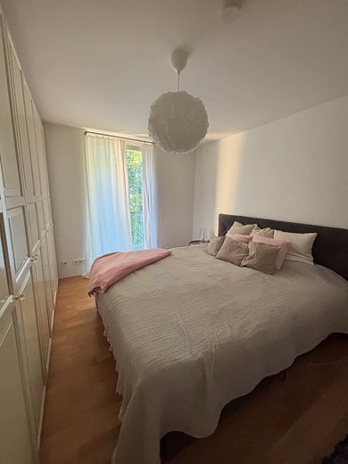 Stilvoll wohnen in Moosach/Nymphenburg: Helle 2-Zimmer-Wohnung mit Balkon in idyllischer Wohnanlage – Schlafzimmer