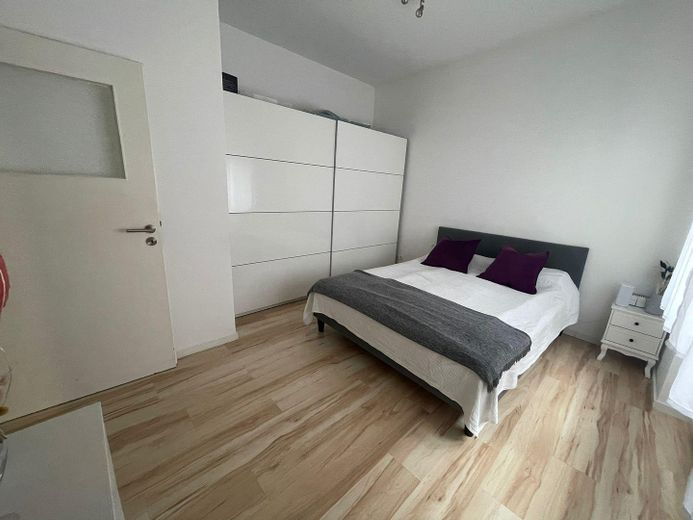 Gemütliche 2-Zimmer-Wohnung mit moderner Wohnküche & weißem Wannenbad – ruhig zum Innenhof – Schlafen beispielhaft möbilier