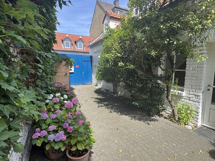 Ehrenfeld-Bickendorf: Wunderschönes Landhaus mit Hof und großem Garten, ökologisch saniert – Hof 1, Blick zur Straße