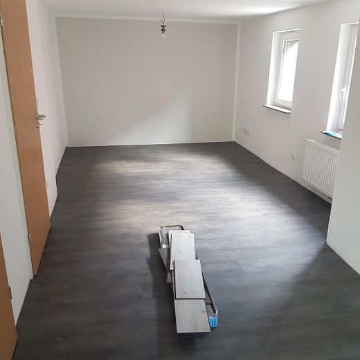 Saniertes Zweifamilienhaus zur Miete in Giesen – EG Wohnzimmer