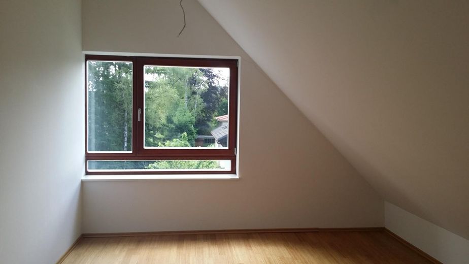 3 Zimmer lichtdurchflutete DG-Wohnung Inmitten von München-Waldtrudering – Schlafzimmer