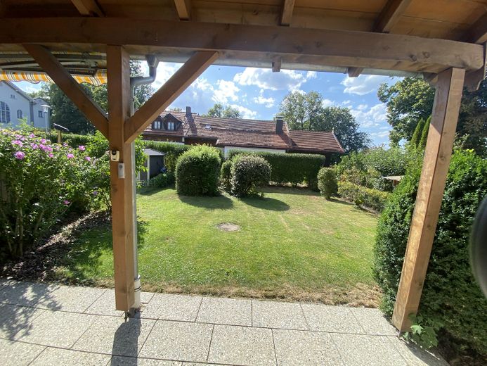 Schönes Haus in Miesbach – Blick Wohnzimmer in Garten