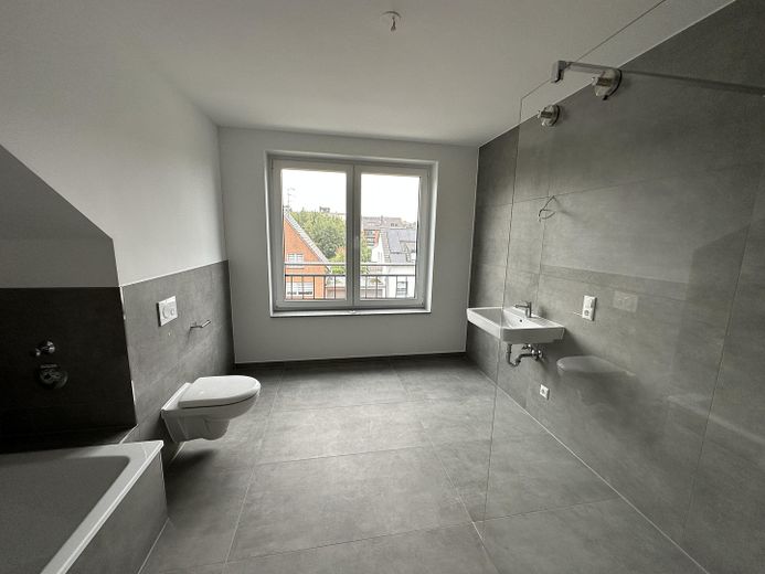 Premium 3-Zimmer-Maisonette-Wohnung mit offener Wohn-Ess-Küche, Dachterrasse & Fußbodenheizung – DG Badezimmer inkl. Fenster