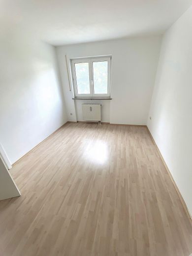 Schicke, helle 2-Zimmerwohnung zum Wohlfühlen ca. 62m² in optimaler Wohnlage – Schlafzi.  von der Eingangstür