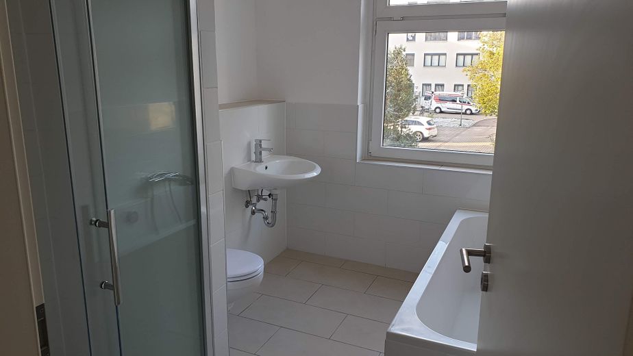 Attraktive, sanierte 75 m² Wohnung (Zweitbezug) mit Tageslichtbad und offener Wohnküche in Köthen – Bad