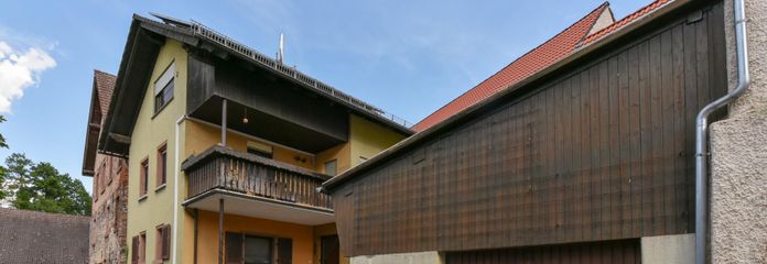 Außenansicht mit Garage