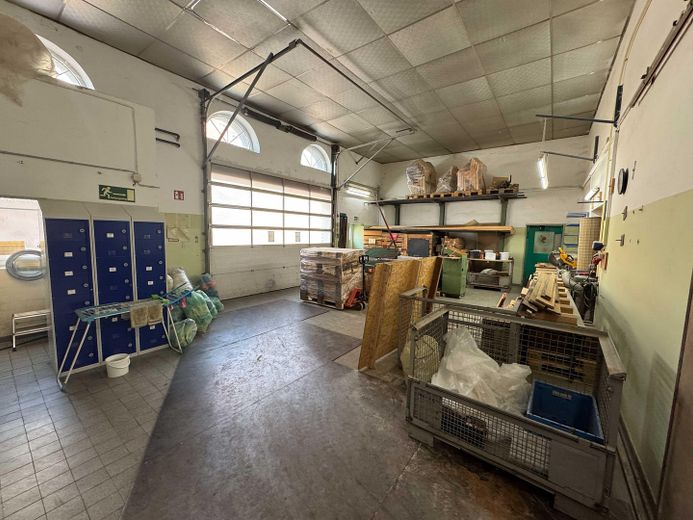 Robuste Industriehalle für Lager, Produktion, Gewerbe – Vorraum West mit Rolltoren