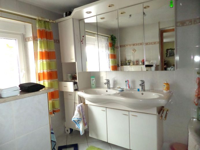 PREISREDUZIERT! Familienanwesen am Ortsrand mit Hof, Werkstatt, 2 Garagen und 1.780 m² Grundstück – OG Badezimmer