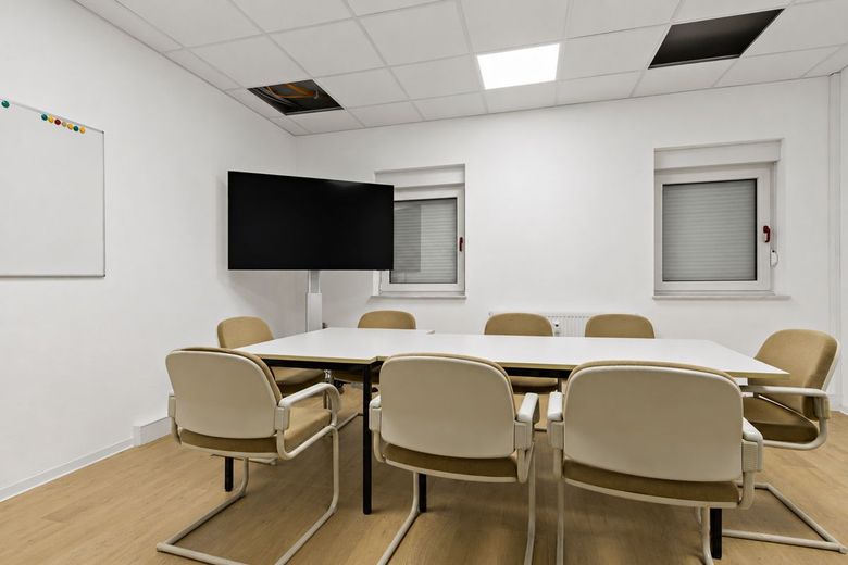 Amplia superficie de oficinas y comercial en Merseburg - ¡aprox. 834 m² divisible en alquiler! – Büro EG