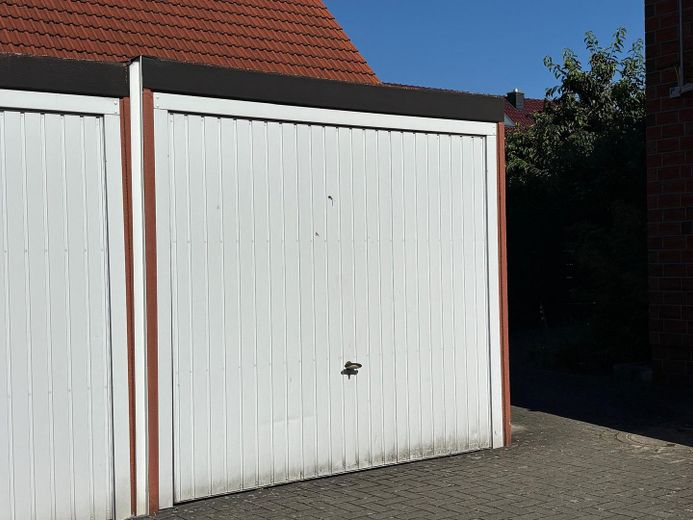 Garage auf dem Grundstück