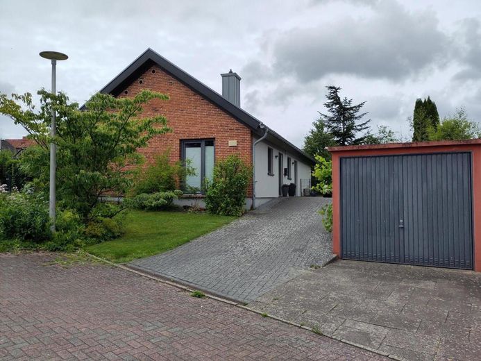 Eingang, Auffahrt und Garage