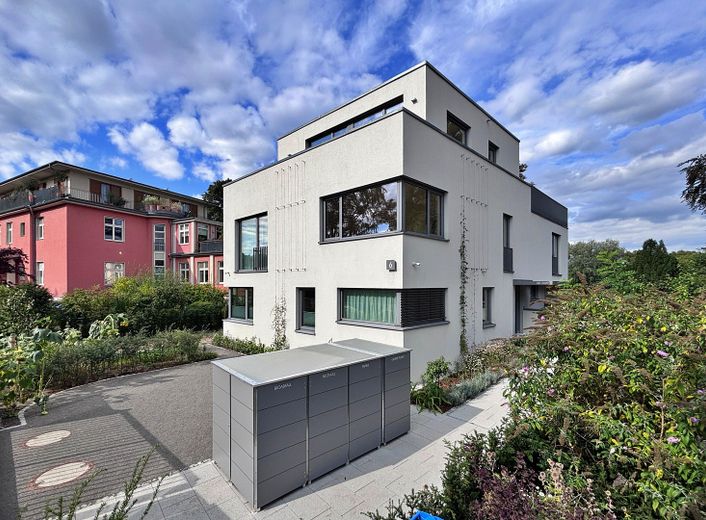 Vistas despejadas de 180° al Spree y vistas a zonas verdes - ático tipo maisonette en casa de tres viviendas – Ansicht SO mit Mülltonnenbox