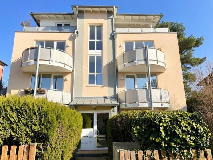 Wohnen im Villenviertel: 2-Raum-Wohnung mit Balkon & Tiefgarage – Foto 1
