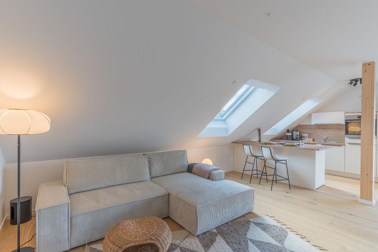 Langenbach | Nuovo bilocale mansardato con cucina BORA e ampio balcone soleggiato – Wohnbereich