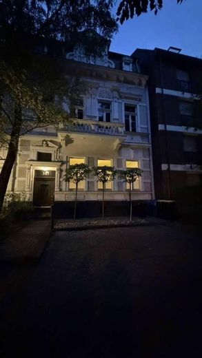 Mehrgenerationenhaus oder Wohnen und Arbeiten in Krefeld-Bockum im Stil der Neorenaissance – Vorderhausansicht 