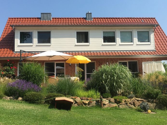 Rückseite mit Terrasse