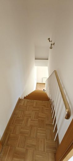 Frisch renovierte lichtdurchflutete 4-Zimmer Maisonette Wohnung mit großem Balkon und TG Stellplatz – Innentreppe