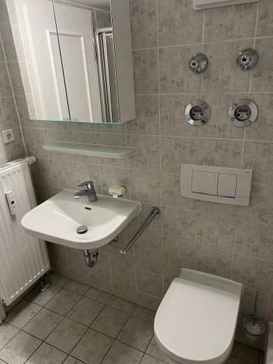 Urokliwe mieszkanie z ogrodem i pokojem muzycznym w spokojnej okolicy Monachium-Maxhof – Duschbad UG